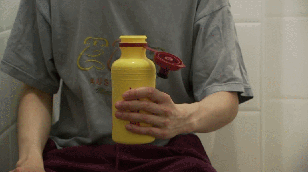 纽约女子22年不买衣服，捡来的袜子穿到透明，13年抠出一套房