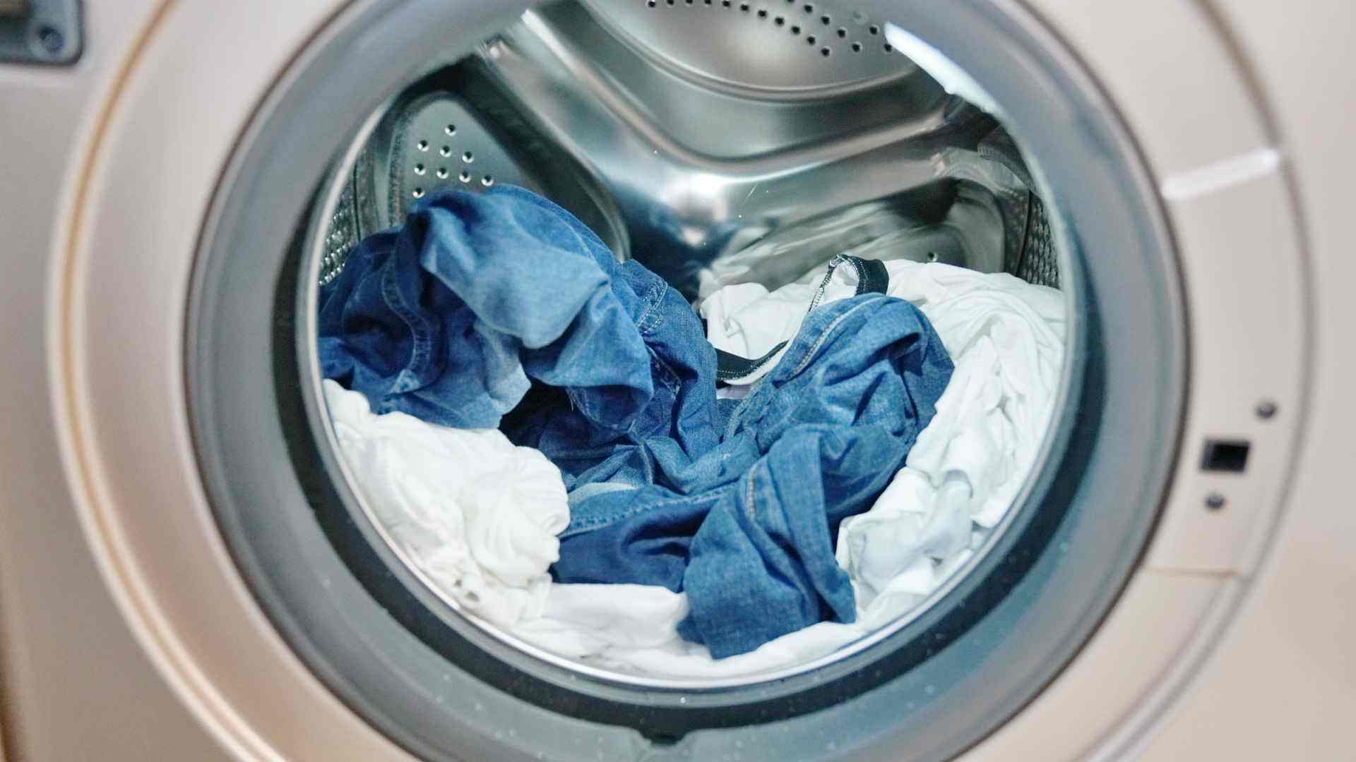 买洗衣机别再纠结滚筒和波轮了，3种参数更重要，选对才有性价比