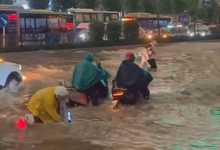 郑州“7·25”大暴雨，天空变黑后又变绿，接着又变黄，为何会这样