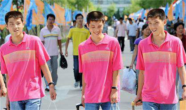 山东三胞胎同时考上211高校，十年后同时成婚：爷爷盼着抱重孙