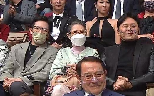 TVB颁奖礼上演宫斗，钟嘉欣痛失视后输给林夏薇是因为站错队？