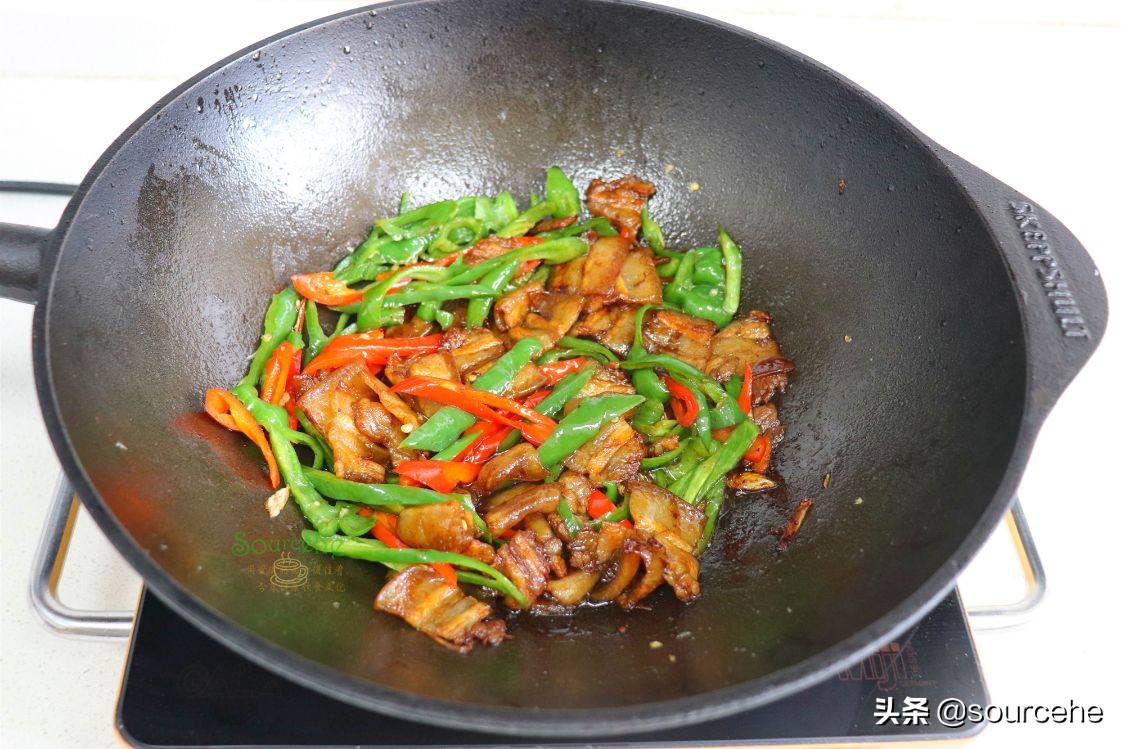 尖椒炒五花肉时多加一步，肥而不腻，香辣开胃，下酒又下饭