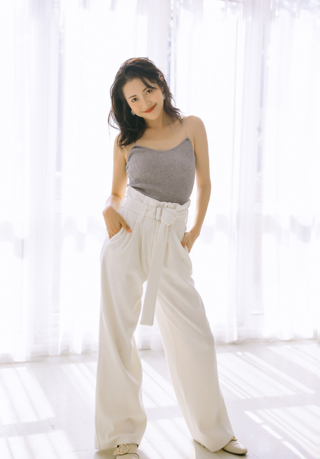 包文婧：吊带背心居家美拍，清新靓丽