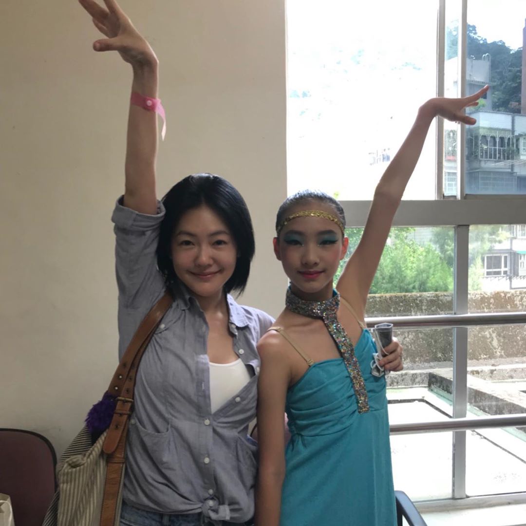 小s晒合影为16岁长女庆生，并自曝16岁时已谈过多次恋爱很得意