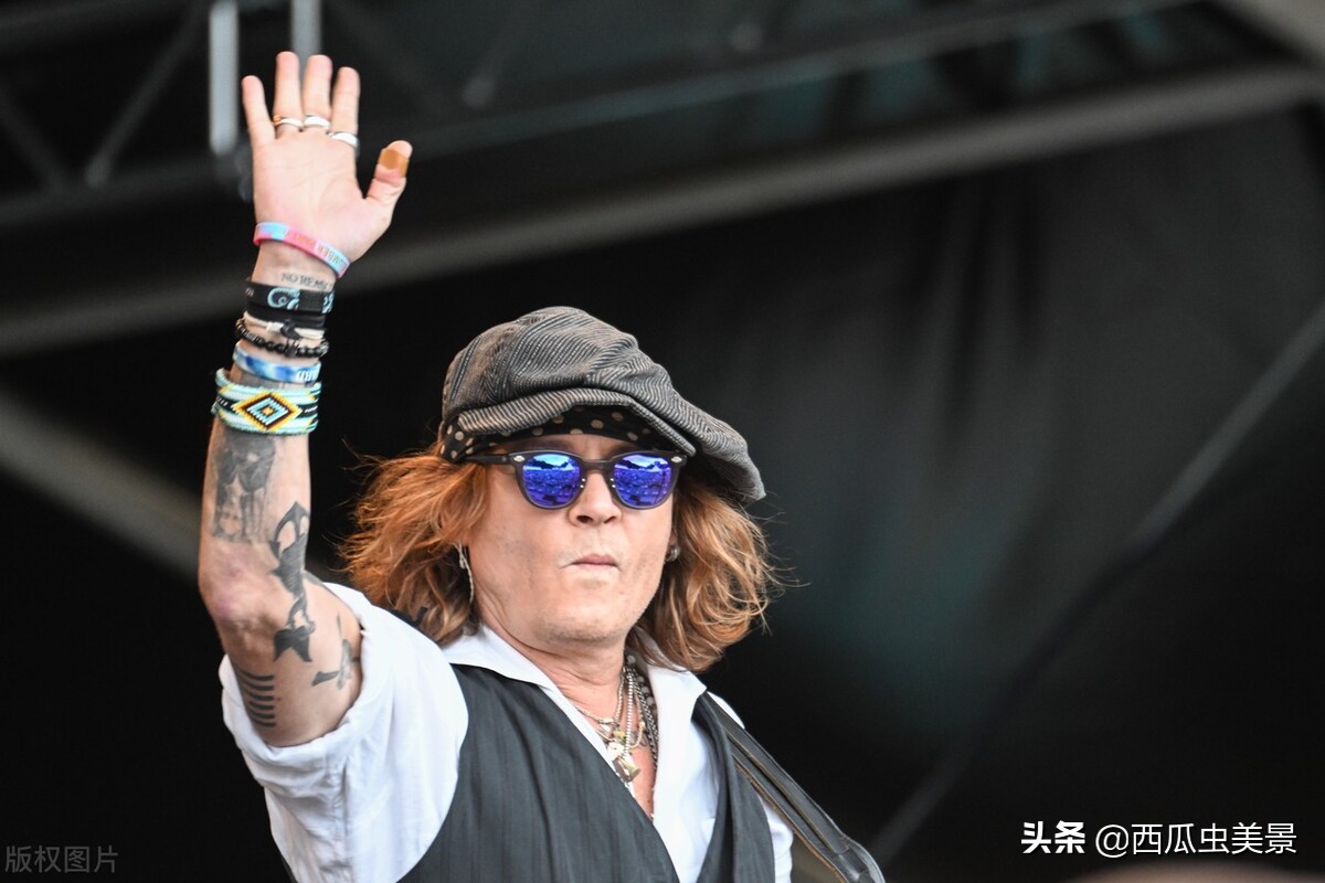 约翰尼-德普在芬兰布鲁斯音乐节演出，激情四起，燃炸全场