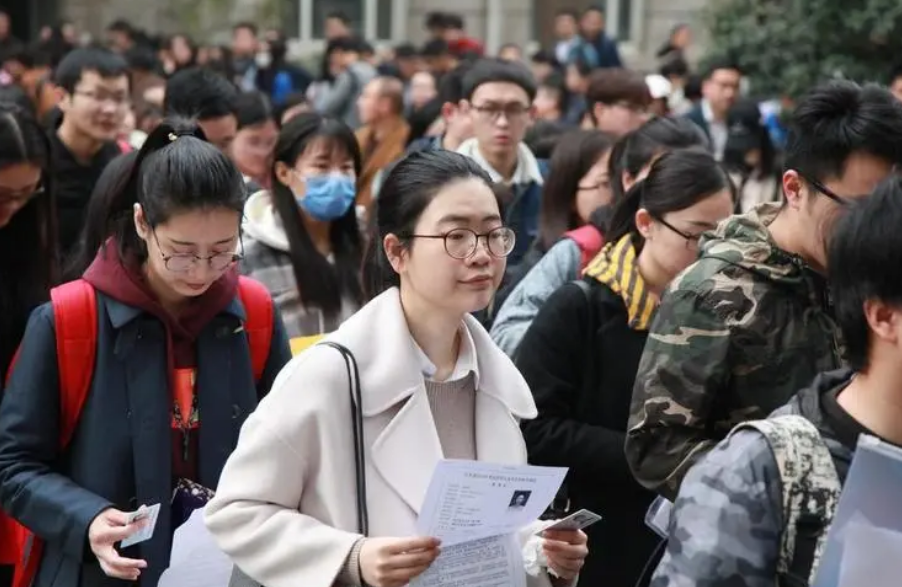 大学哪些专业是“金饭碗”？这4个专业可以考虑，就业率极高