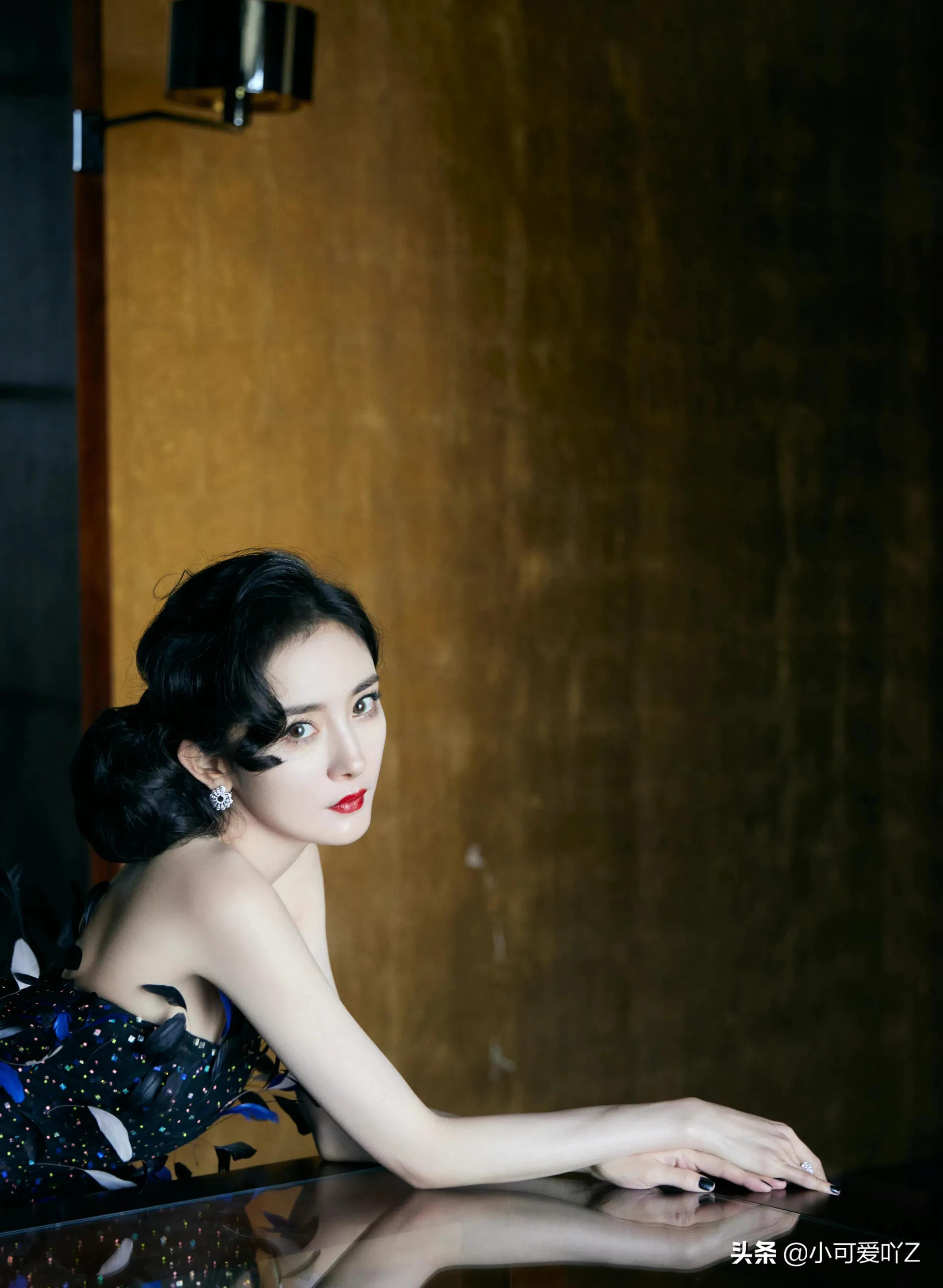 杨幂，复古礼服，波浪卷发，尽显优雅成熟
