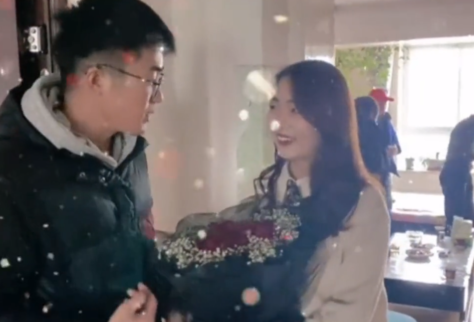 甘肃一男子和女友订婚，携带的礼物太实在，网友：实实在在挺好