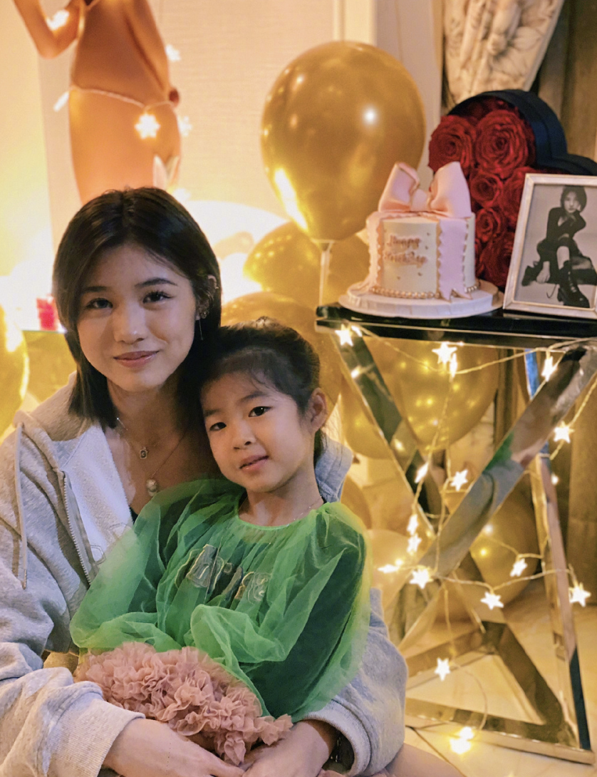 章子怡卡点晒全家福为继女庆生，16岁小苹果模样清纯被赞像陈妍希