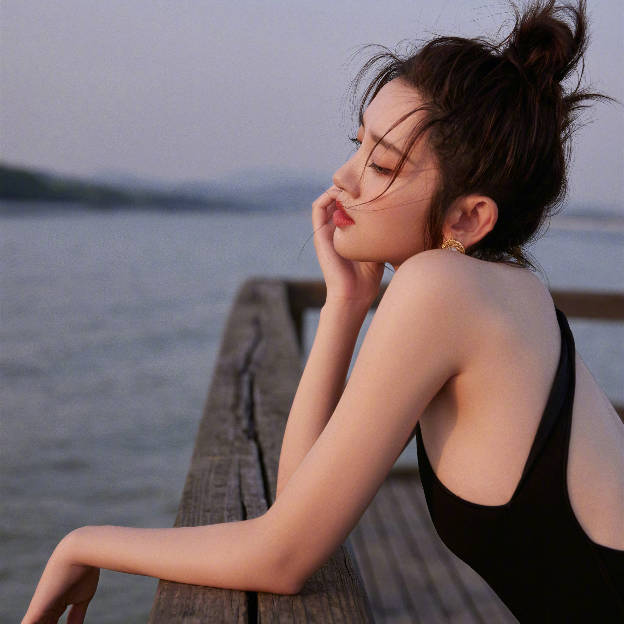 唐艺昕穿黑色连衣裙秀美背