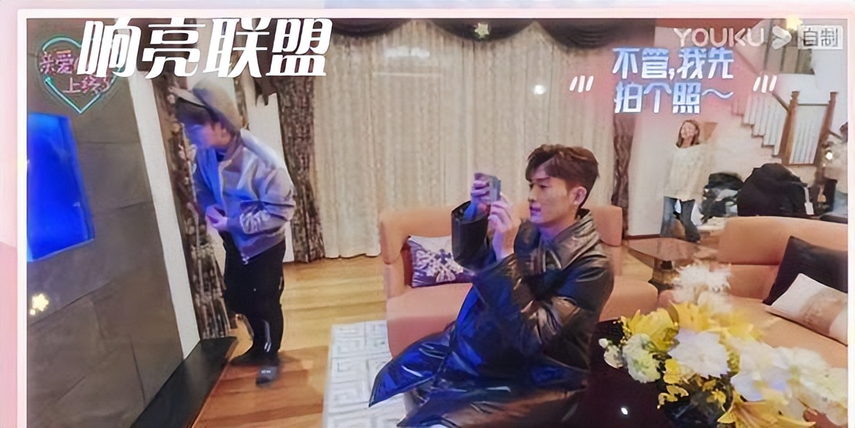 张翰豪宅曝光，内嵌鱼缸没放电视，工作人员表情享受