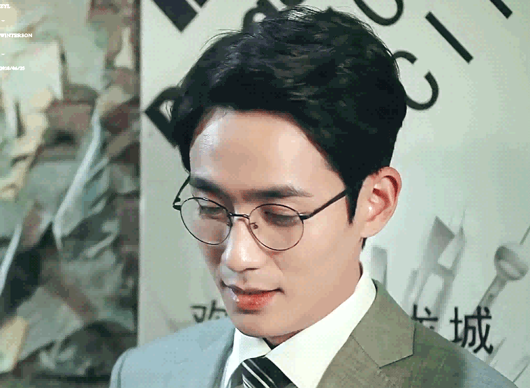 同样是“眼镜造型”，把肖战王一博和吴启华放一起，差距就出来了