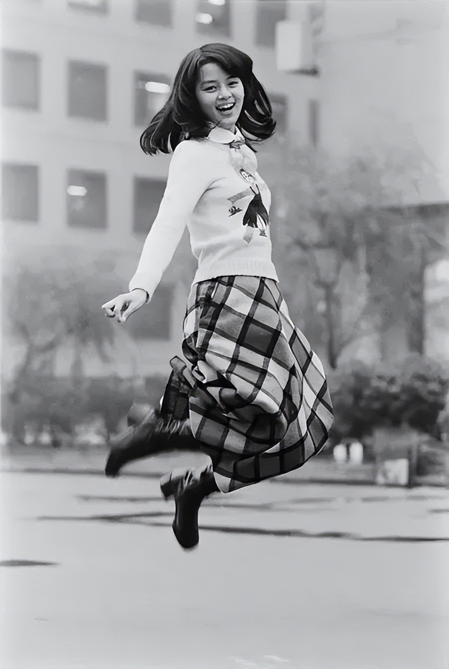 她是昭和顶级美人，美貌惊为天人！63岁至今未婚，优雅爆棚