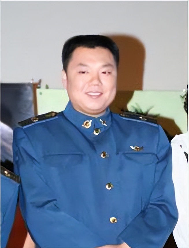 “李大嘴”姜超，相亲20次娶胖妻，38岁才得子，蜗居生活也幸福