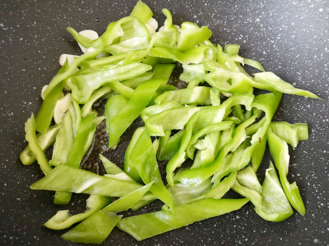 青椒腐竹这样炒，给肉都不换，10分钟就上桌，家人抢着吃