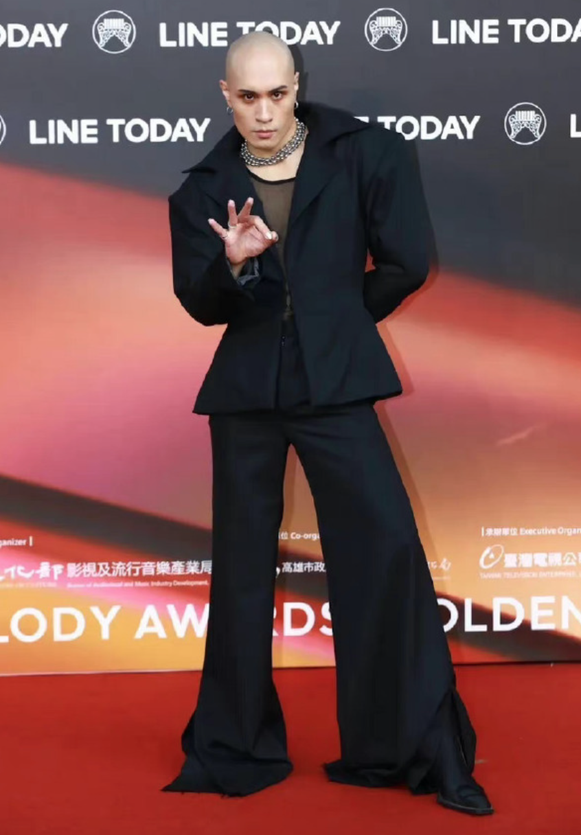 这是颁奖还是开业？金曲奖艺人造型齐翻车，现场变成乡村大舞台？