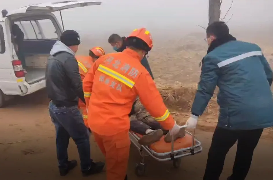 魏县一老人不慎掉入沟渠 消防救援迅速出动险情排除