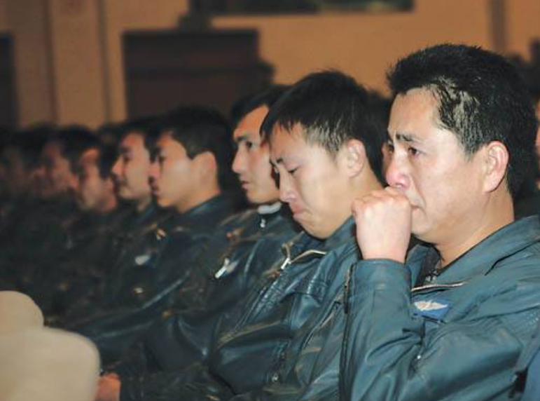 16秒生死抉择：为救村庄，飞行员李剑英三次放弃逃生，坠机而亡