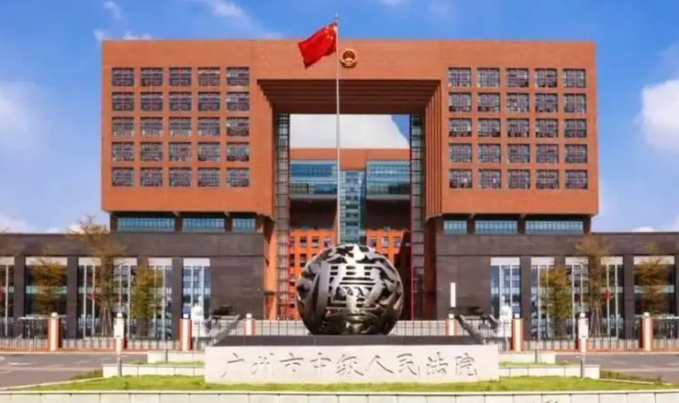 2006年，许霆因ATM机故障多取17万，被判无期后不服，重审改判5年