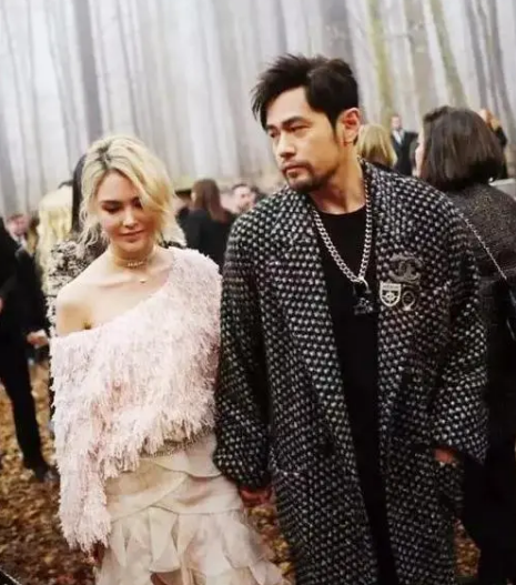 周杰伦成全村希望？回顾他的4段恋情，便知什么是分手见人品