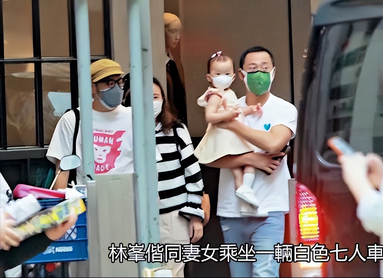 林峯为张馨月庆祝母亲节，与老婆贴脸合影笑容幸福，在线互相示爱