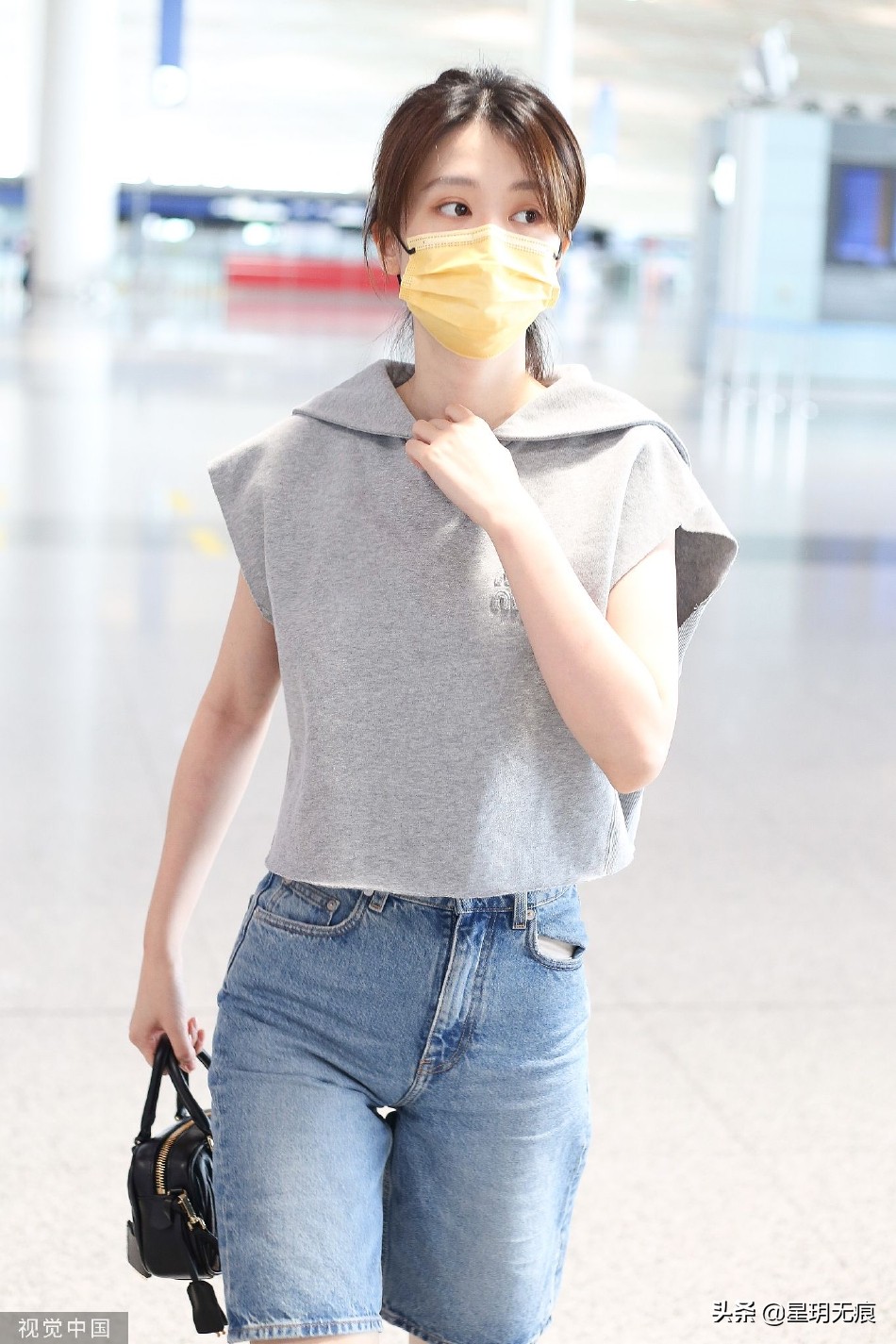 乔欣清爽穿搭机场出发 向粉丝比剪刀手互动心情好