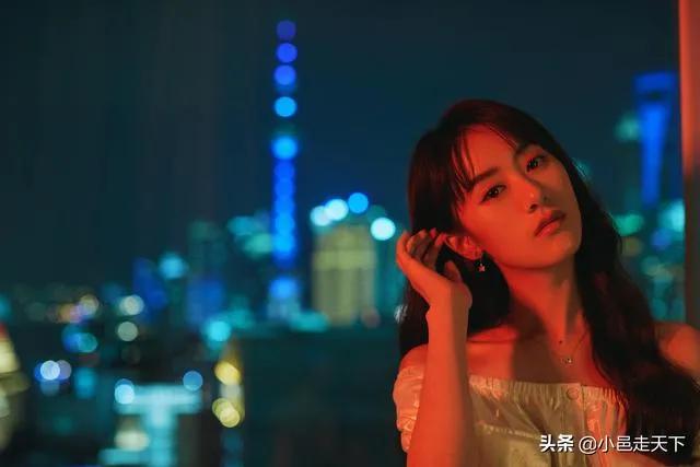 金晨迪丽热巴古力娜扎上演霓虹灯下的极限魅惑，这谁能抵挡得住呀