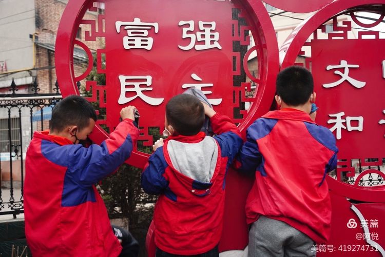 延安黄陵红军小学“弘扬雷锋精神 共建绿色黄陵”系列活动——三年级志愿者小分队