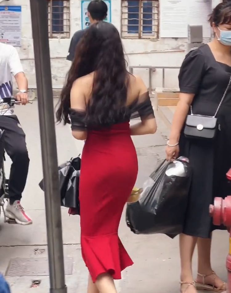 一26岁女子打扮精致出现菜市场引网友热议：这不是她该来的地方