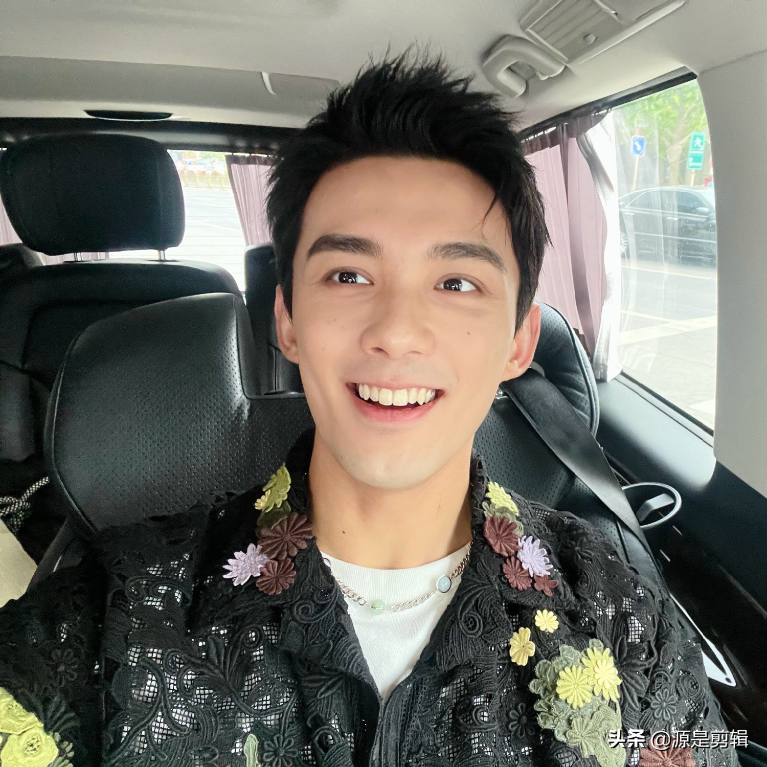 吴磊帅气玩自拍美照