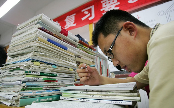 初三中等生努力学习，会不会比打工累？中考淘汰一半学生怎能不拼