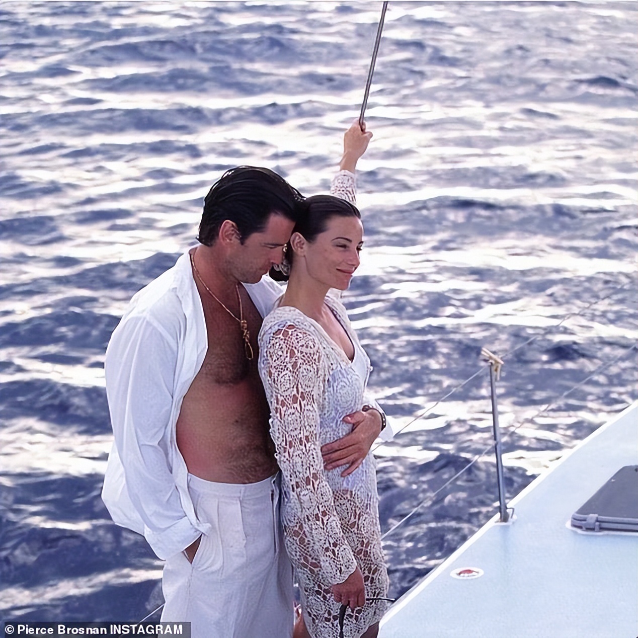 “最帅007”布鲁斯南：妻子从窈窕佳人胖到260斤，他28年宠爱不变