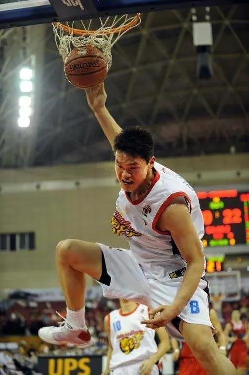 为什么没有nba要朱方雨(能力不如贺天举！万分先生朱芳雨当初为何拒绝NBA球队的短合同？)