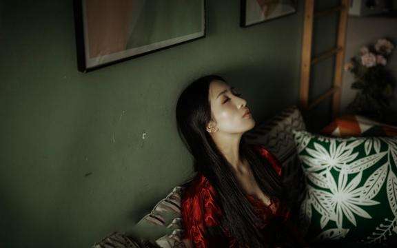 离婚后选择了有家室的男人，交友、穿着都被限制，现在后悔也晚了