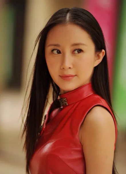 44位明星驾驭的红色服饰典雅大方，由内而外散发出自然的美感