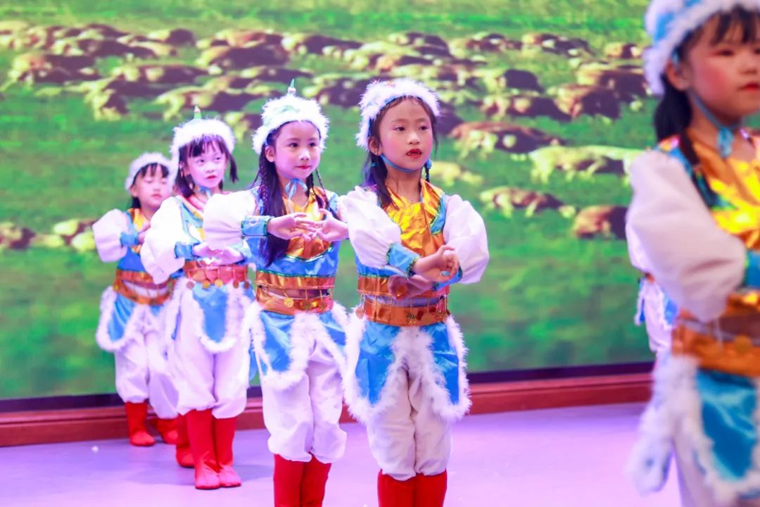 天府新区华阳实验小学举行“童星耀五月·艺术绽花开”群舞比赛