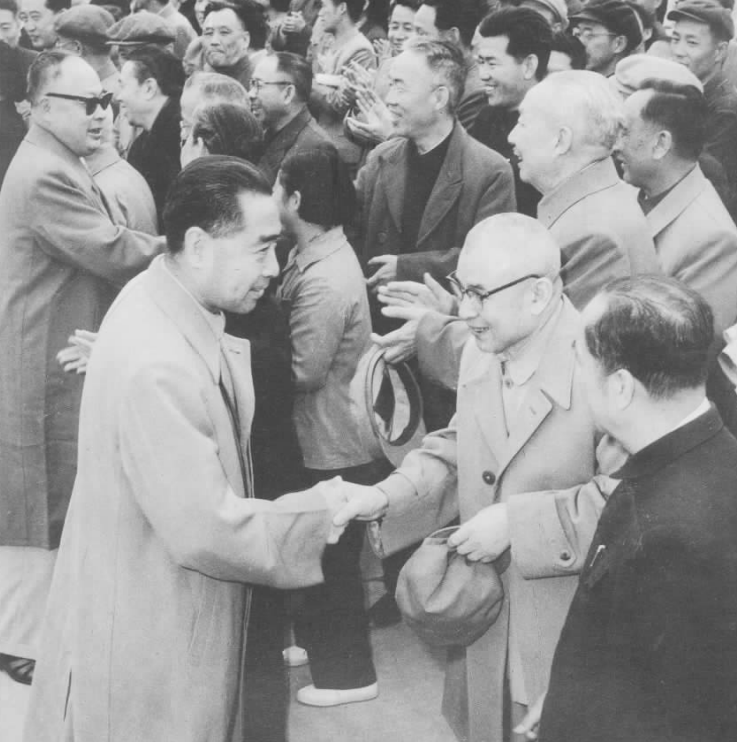 外国人刁难周恩来：为何要用美产钢笔？周恩来一句话对方哑口无言