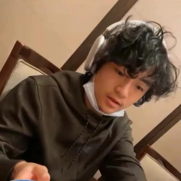 张柏芝晒和儿子游泳动态，3岁小王子正脸曝光，脸蛋肉嘟嘟萌态足