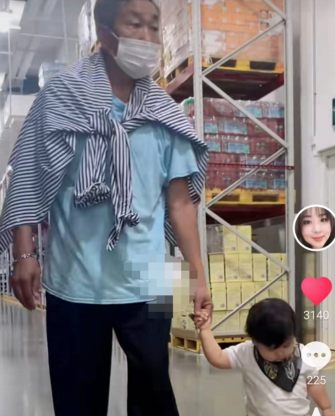 64岁杜源近况罕曝光，戴大金镯子与孙子现身商场，四处闲逛无人识