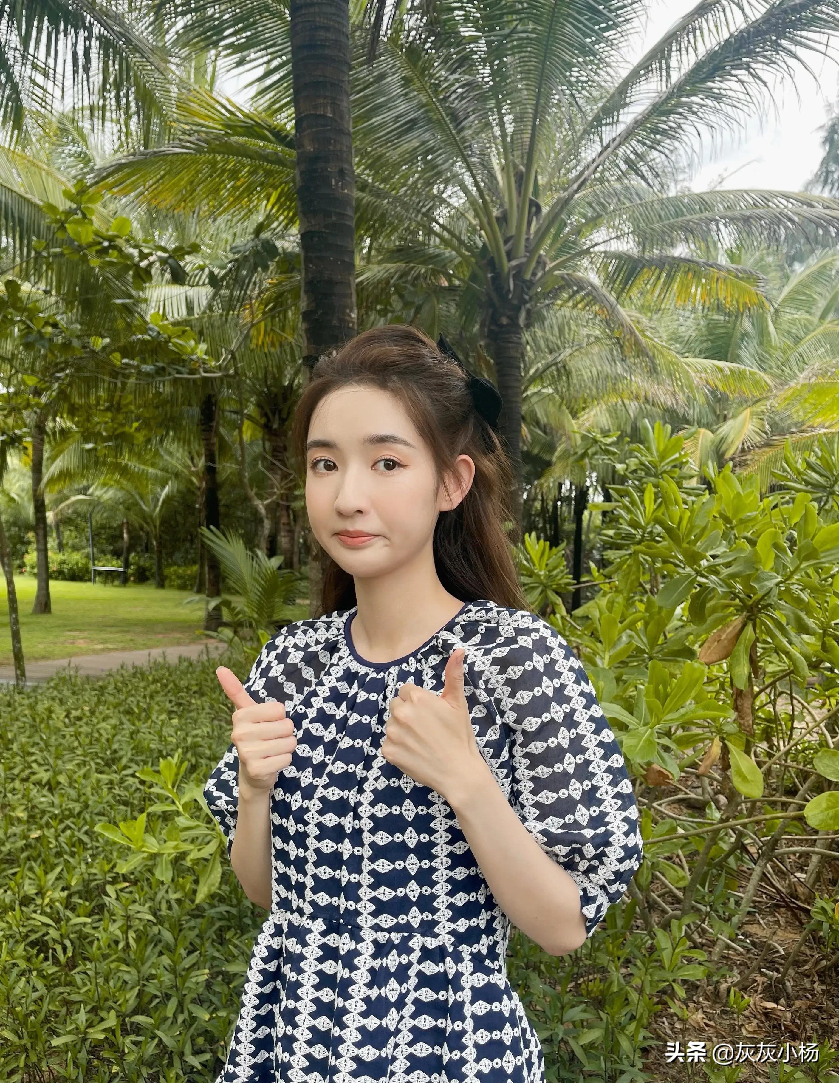 王玉雯，简约裙装，清纯甜美长相，气质脱俗