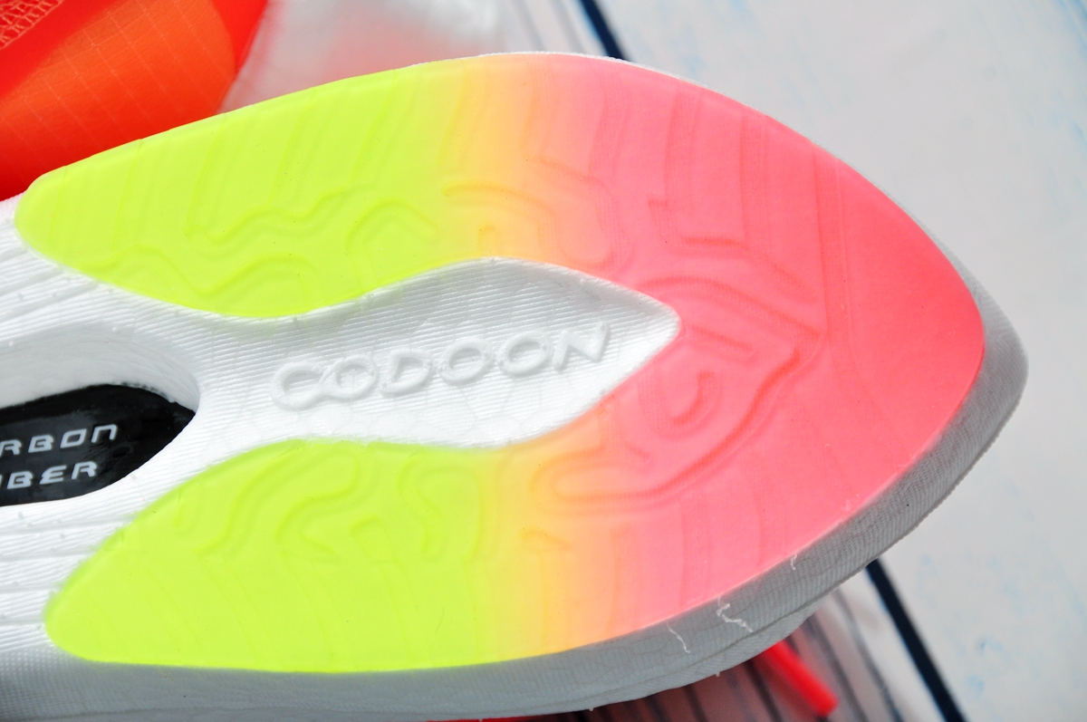 咕咚全掌碳板跑鞋42K，让“造风者”尽情去RUN