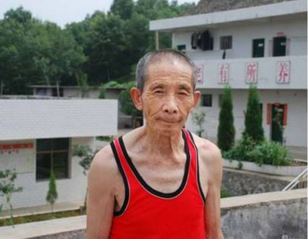 2008年，七旬老人故意抢劫入狱“养老”，被捕时笑着说：判重一些