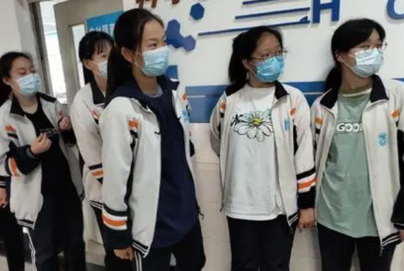 学生担心高考体检需要全部脱光，尴尬得想逃跑，医生乐了：想太多