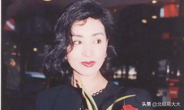 容忍丈夫出轨，用44年的卑微隐忍换来百亿遗产，何莉莉真是不简单