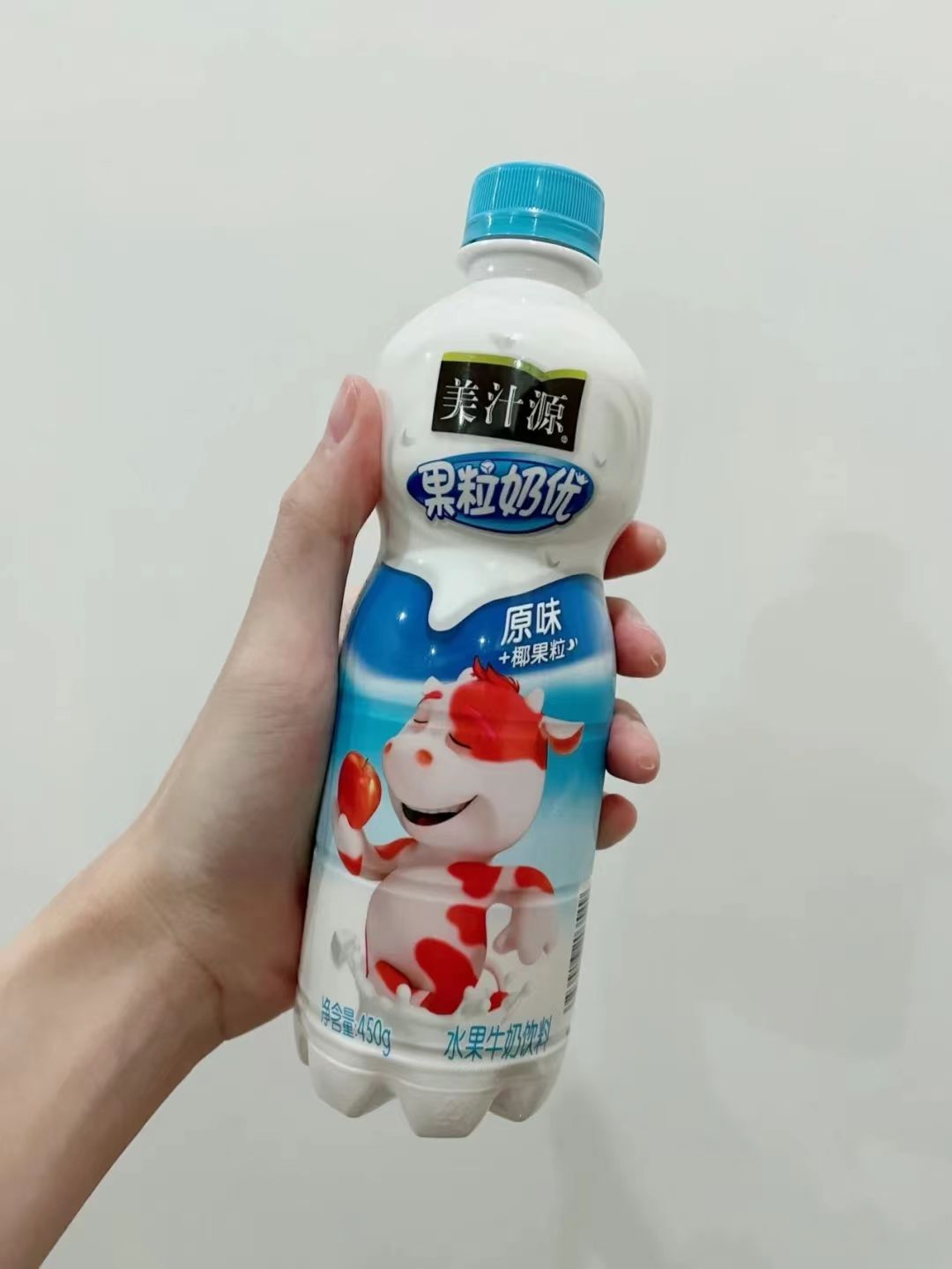 果粒奶优在果奶味饮料里属于偏奶甜的,闻上去是很浓的奶油香,喝起来