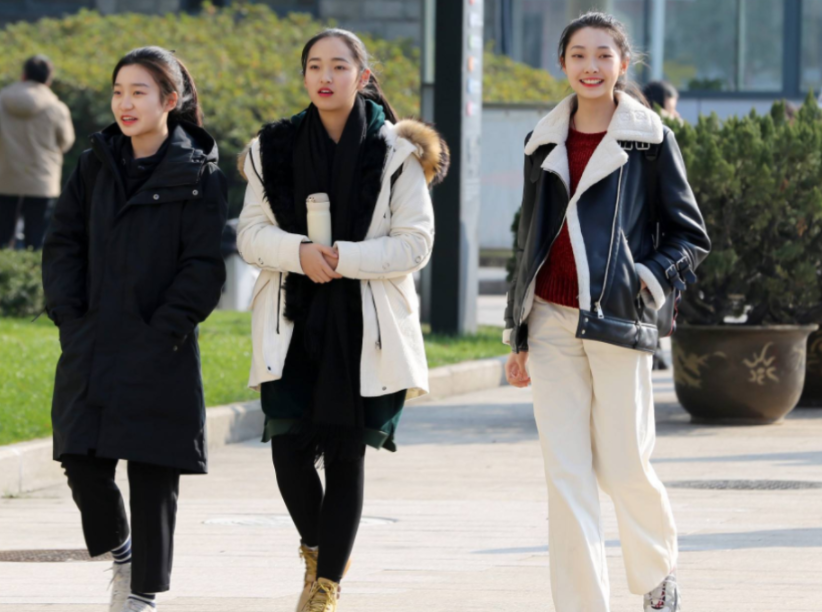 浙江传媒学院艺考现场走红，男生比女生还抢眼，网友直呼大饱眼福