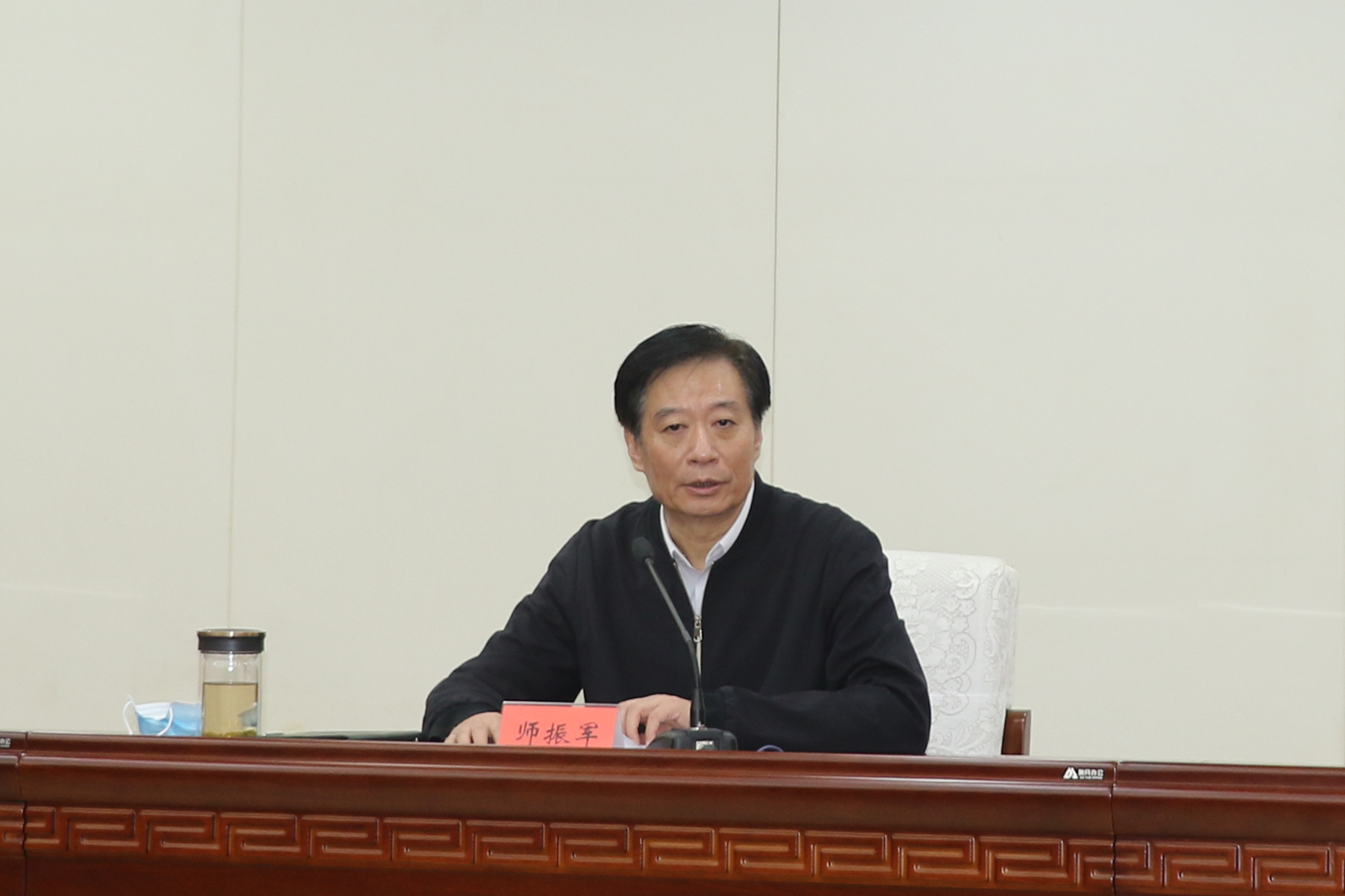 省委副秘书长,省信访局局长师振军以"深入学习贯彻党的十九届六中全会