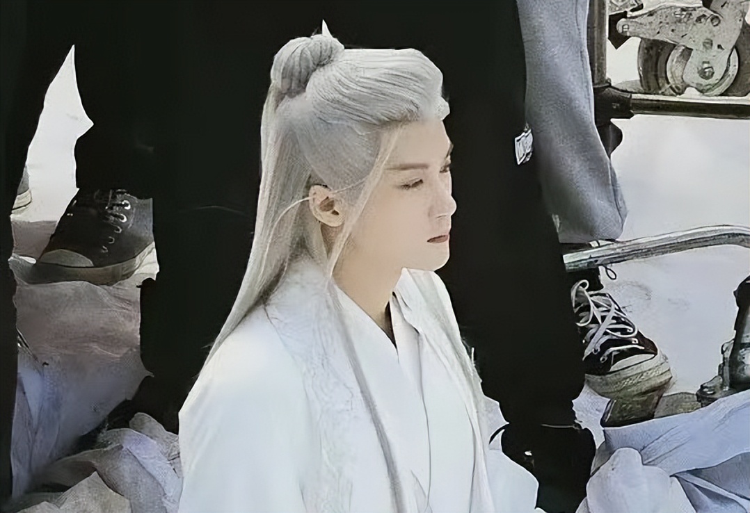 同样是演“白发美男”，有人一眼万年，有人像顶了一头枯草