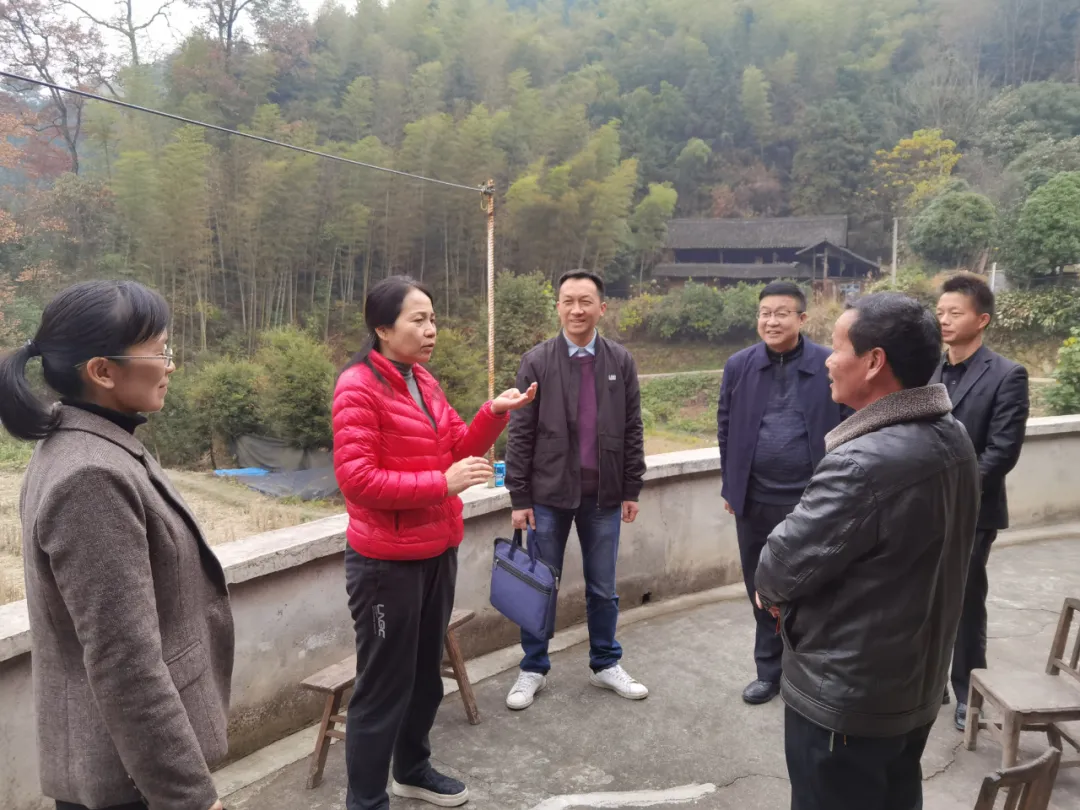 向建平赴乡村振兴联系点走访慰问困难群众