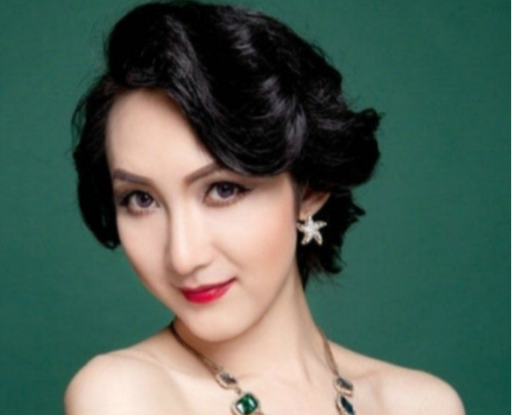 “背母上学”感动中国的刘霆，10年后变成美女，不少网友表示理解